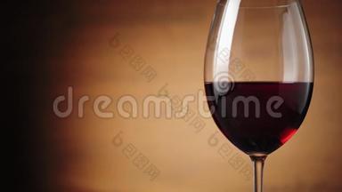 豪华红酒。 美味的葡萄酒，用棕色背景的酒杯中的美味红葡萄制成